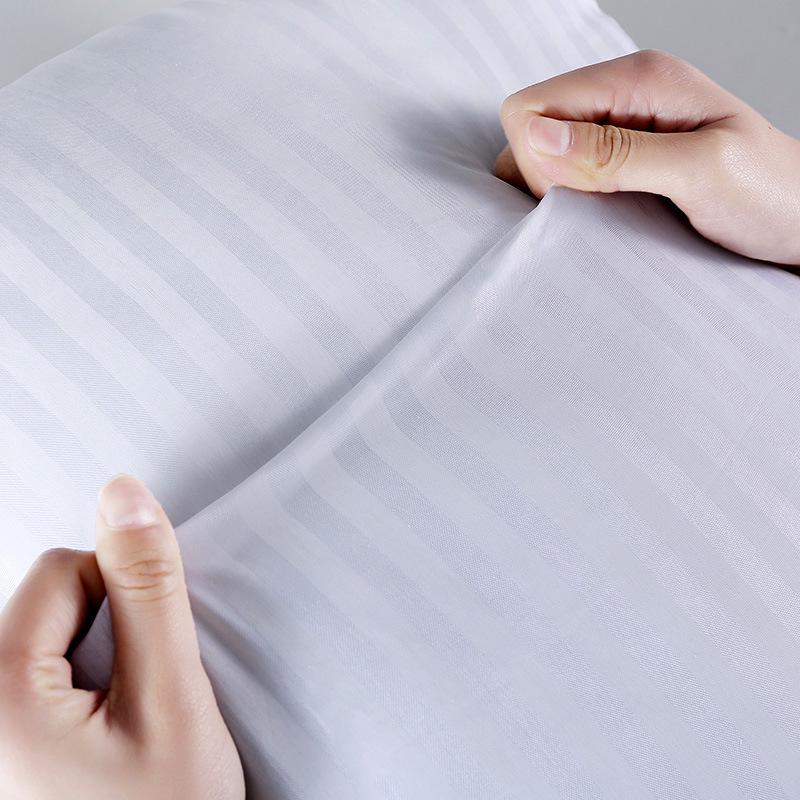 Gestreifte Polyester-Dekokissen – Verschiedene Größen und Stile verfügbar