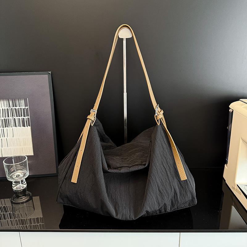 

Casual and fashionable large-capacity women s bags, new lightweight messenger tote bags, commuter shoulder bags, underarm bags. чёрный