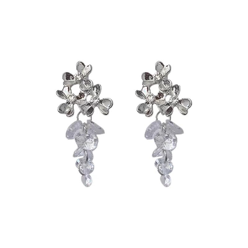 Niche Design Ear Clips, No Holes, High-end Grape Strings, Cold Wind, Super Flash Crystal Stud Earrings, Temperament Mosquito Coil Disc Earrings