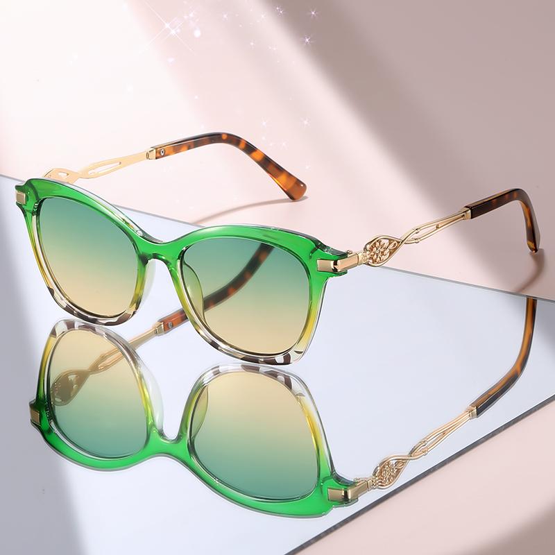 

New Vintage Cat-Eye Sunglasses: Black Frame with Decorative Gold Accents, Classic Design for Beach & Fashion Outfits