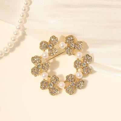 1pc Exquisite and Eye-catching Gold Studded Four Leaf Clover Imitation Pearl Brooch Accessory Lights Up Fashionable Outfits