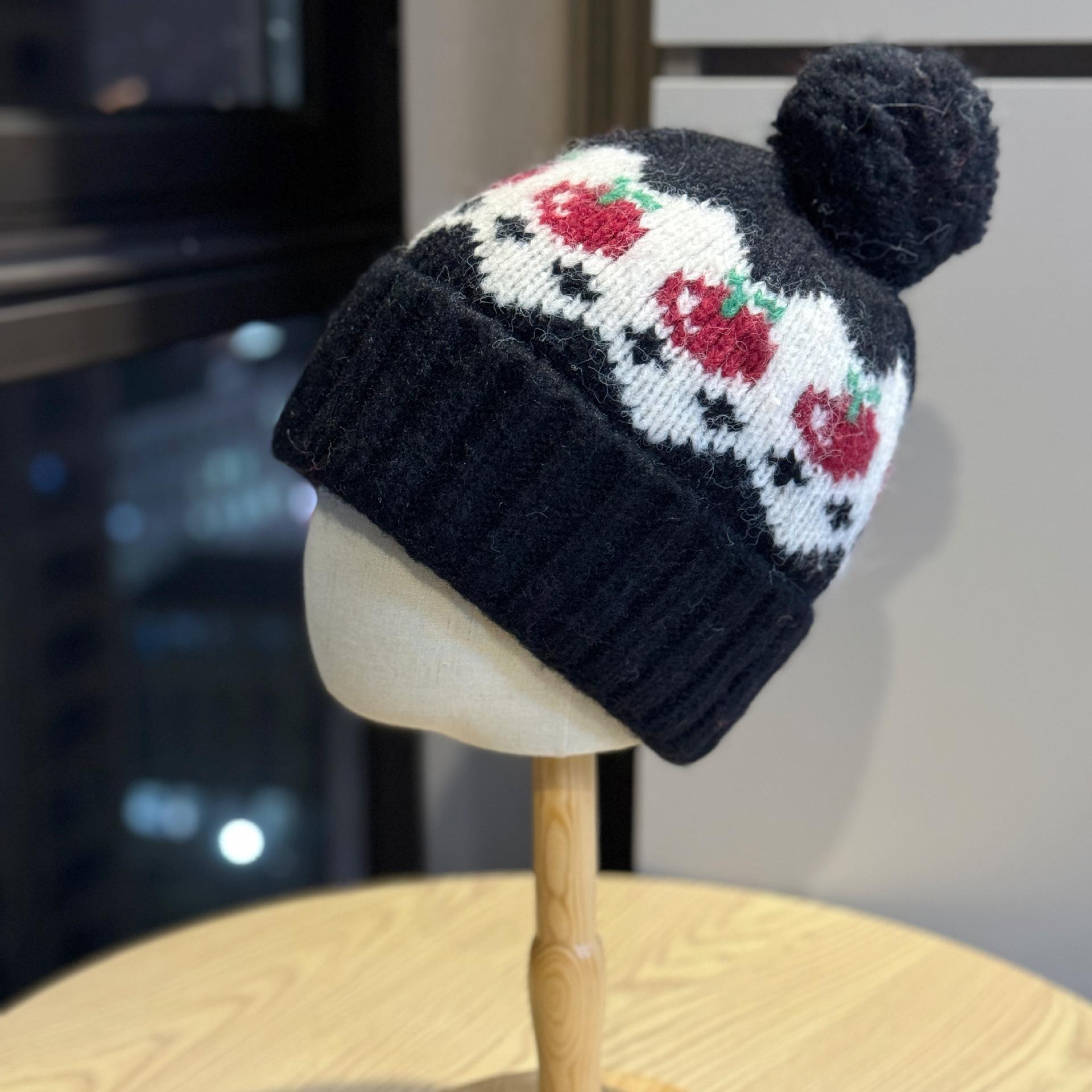 

Вязаная шапка из шерстяного помпона для женщин на осень и зиму, с добавлением бархата для сохранения тепла и подчеркивающая лицо, маленькая шерстяная шапка в стиле Fair Isle, шапка с защитой ушей one size