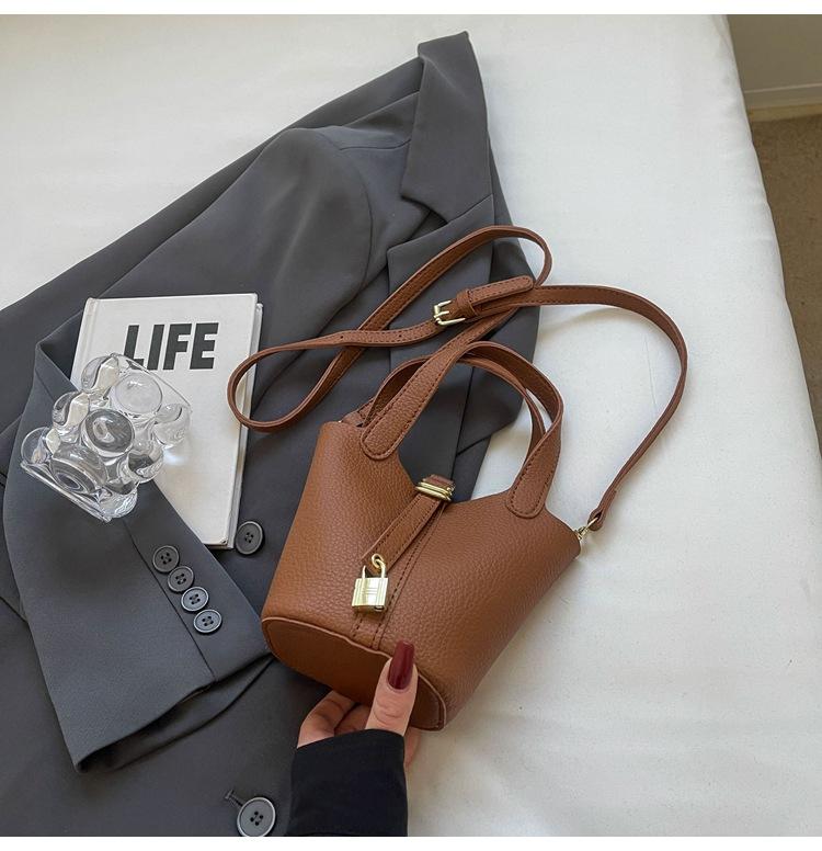 This Year's Popular High-end Fashion Handbag Women's 2025 Korean Version of the New Simple Casual Bucket Messenger Bag Women