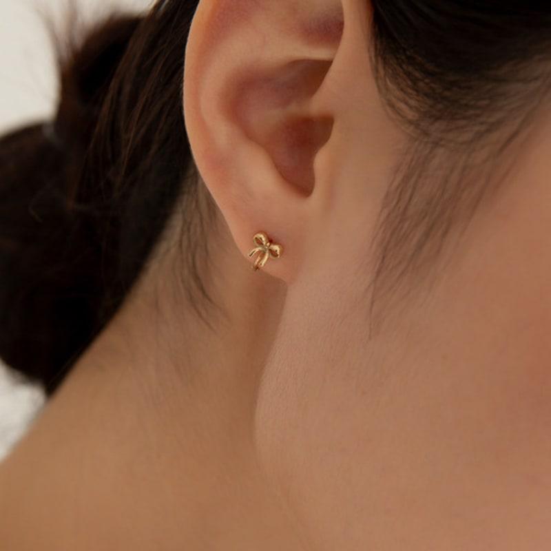 

LUNNE 14K Fairy Ribbon One-Touch Ring Earrings (14K Gold) #LFE48 White gold (pair) (20,000 won)