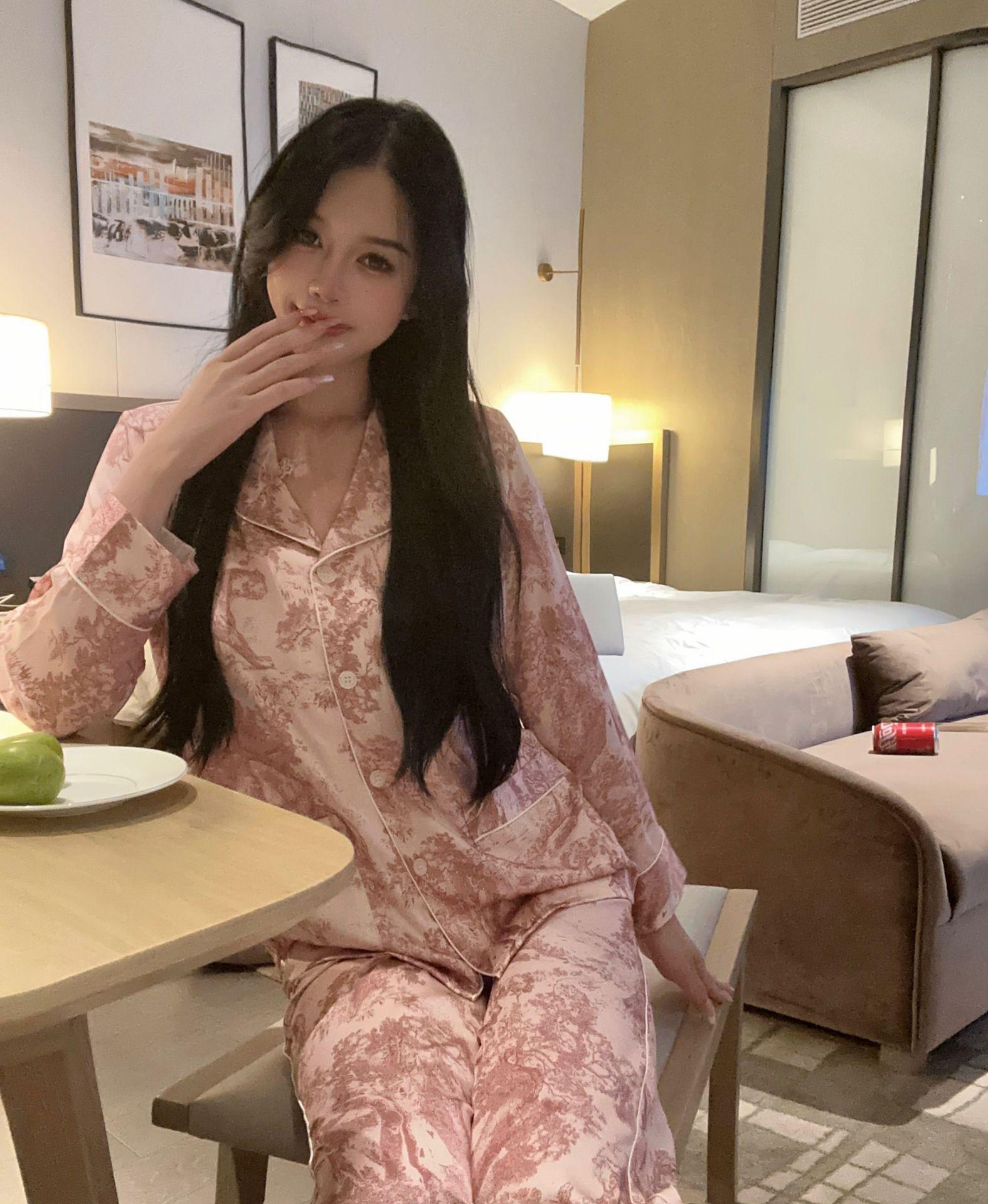 

YASE High-End Double-Length Ice Silk Long-Sleeved Trousers for Couples, Perfect as Home Wear. XL