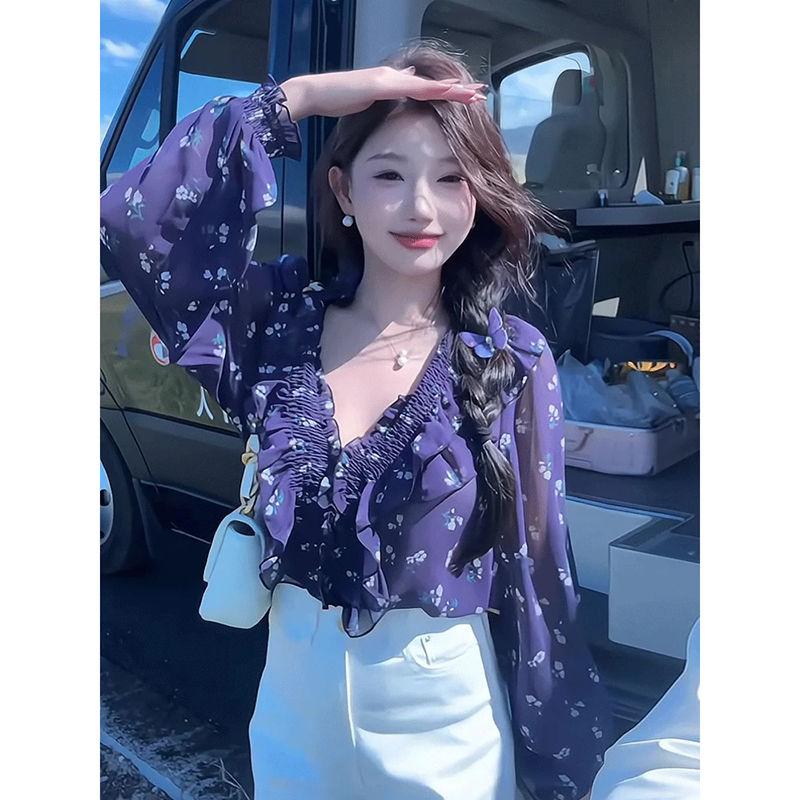 French Style V-neck Ruffled Floral Shirt for Women in Early Autumn Loose and Unique Design and a Beautiful Long Sleeved Top