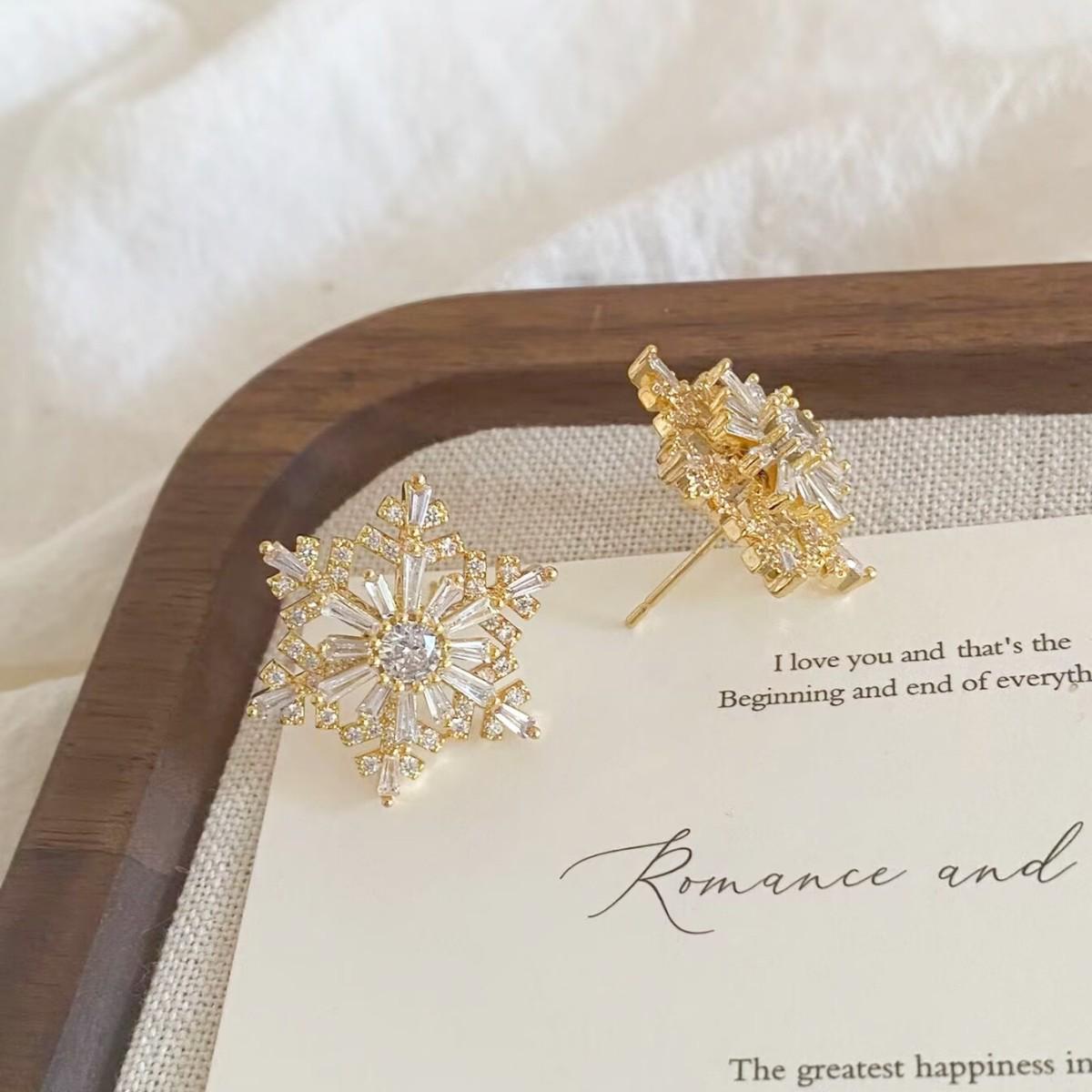 Rotatable Zirconia Snowflake Stud Earrings: Elegant, High-End, Exquisite, Versatile Ear Jewelry.