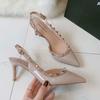Französische Niete Schuhe mit dickem Absatz Frühling und Sommer spitz Lackleder nude Sandalen Temperament hinten leerer Absatz einzelne Schuhe Frauen