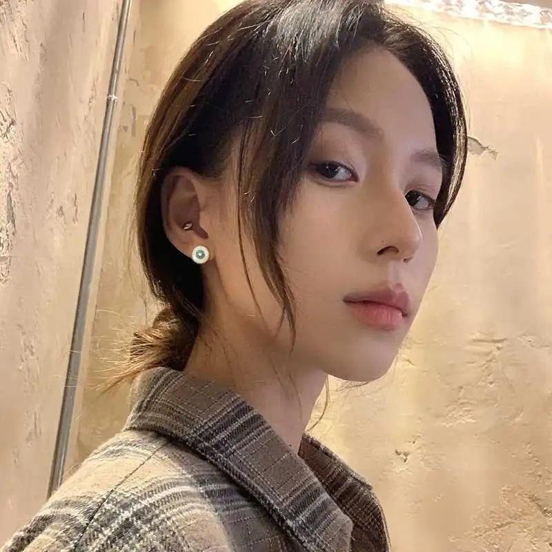 Zirkon Perlmutt Sunburst Ohrklemmen: Elegante, vielseitige Ohrringe für Frauen.