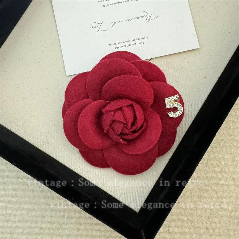 Elegante Damen Mädchen Mode Kleidung Kariert Kamelien Broschen Abzeichen Klassische Dame Hohe Qualität Party Hochzeit Anstecknadeln Accessoires brown