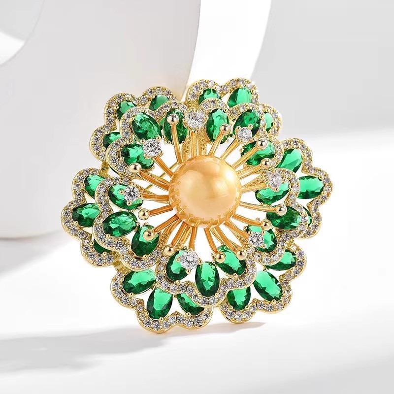 The Crabapple Flower Brooch Is An Exquisite and Luxurious Crystal Brooch with A High-end Design Sense