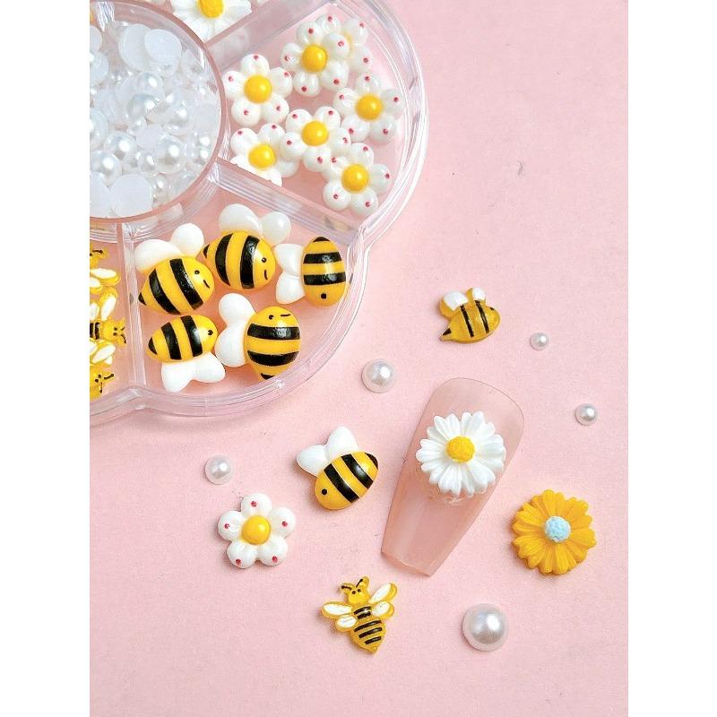 1 Scatola Charms per Unghie Cartoni Animati 3D Giallo Vasetto di Miele Piccola Ape Perla Bianca Simulazione Fiori Margheritina Bianca Per Accessori Nail Art Unghie Fai da Te
