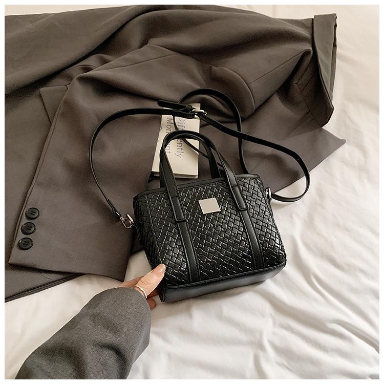 2025 spring new woven pattern portable temperament women's fashion versatile bag light luxury simple light luxury messenger bag