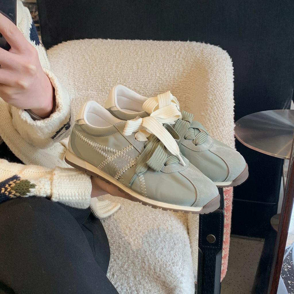 Έκδοση από δέρμα αγελάδας της μητέρας σταφυλιού, τα ίδια μοντέρνα αθλητικά παπούτσια προπόνησης Forrest Gump με στρογγυλή μύτη και αντίθεση χρώματος που φορούν οι Κορεάτισσες bloggers.