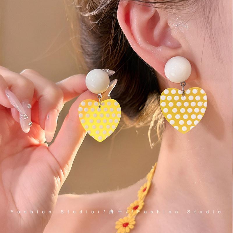 Dopamine flower ear hook women's new holiday style accessories ear clips without ear piercings, high-end seaside cute ear accessories