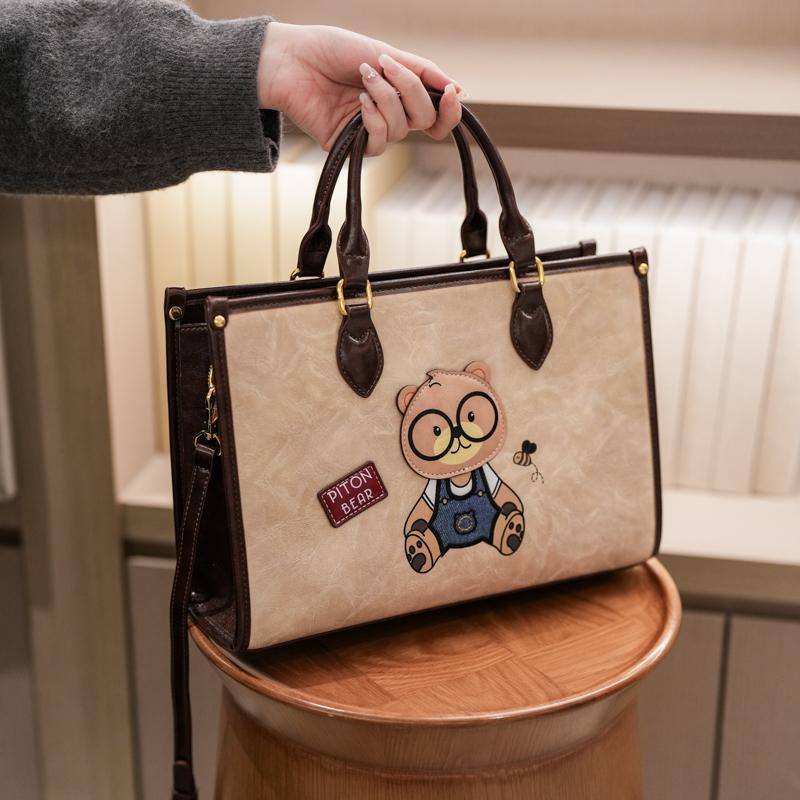 

Милая сумка-мессенджер с мультяшным медведем, милая и модная вещь. белый