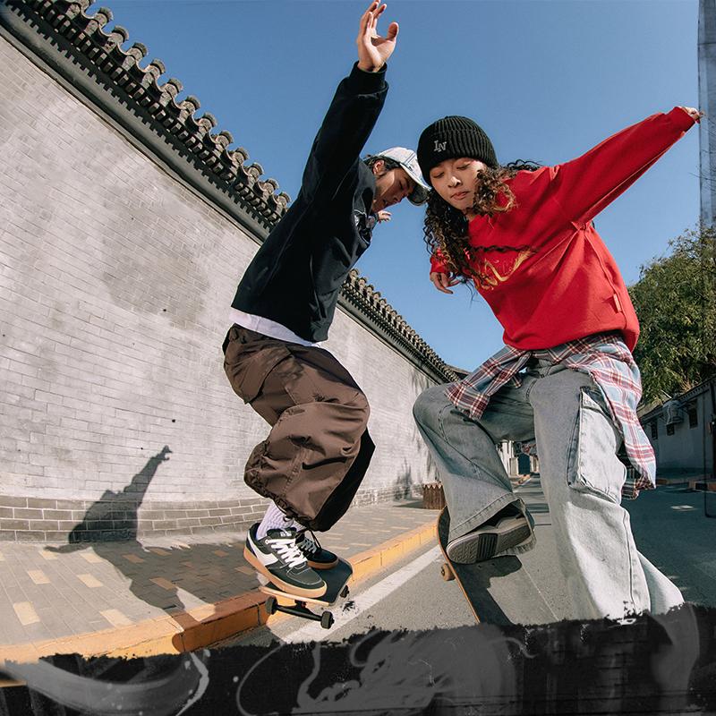Li Ning CF Motivo Discendente del Drago Felpa Sportiva Lavorata a Maglia a Maniche Lunghe Girocollo Pullover Stampato Uomo felpa Nero AWDU813-1