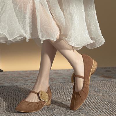 Chaussures simples plissées à fleurs de style chinois bout carré bouche peu profonde rétro printemps et été 2025 daim Mary Jane chaussures pour femmes Maillard