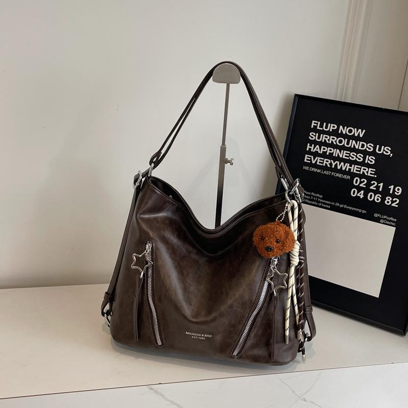 

Retro soft surface large capacity shoulder messenger bag 2025 autumn and winter new fashion casual commuter backpack women no pendant темно-коричневого кольору