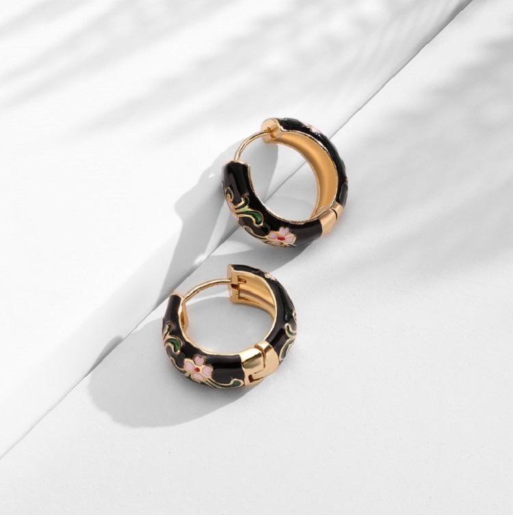 Exquisite Retro Fashion Circle Ear Cuffs: Colorful, Versatile Design for Women