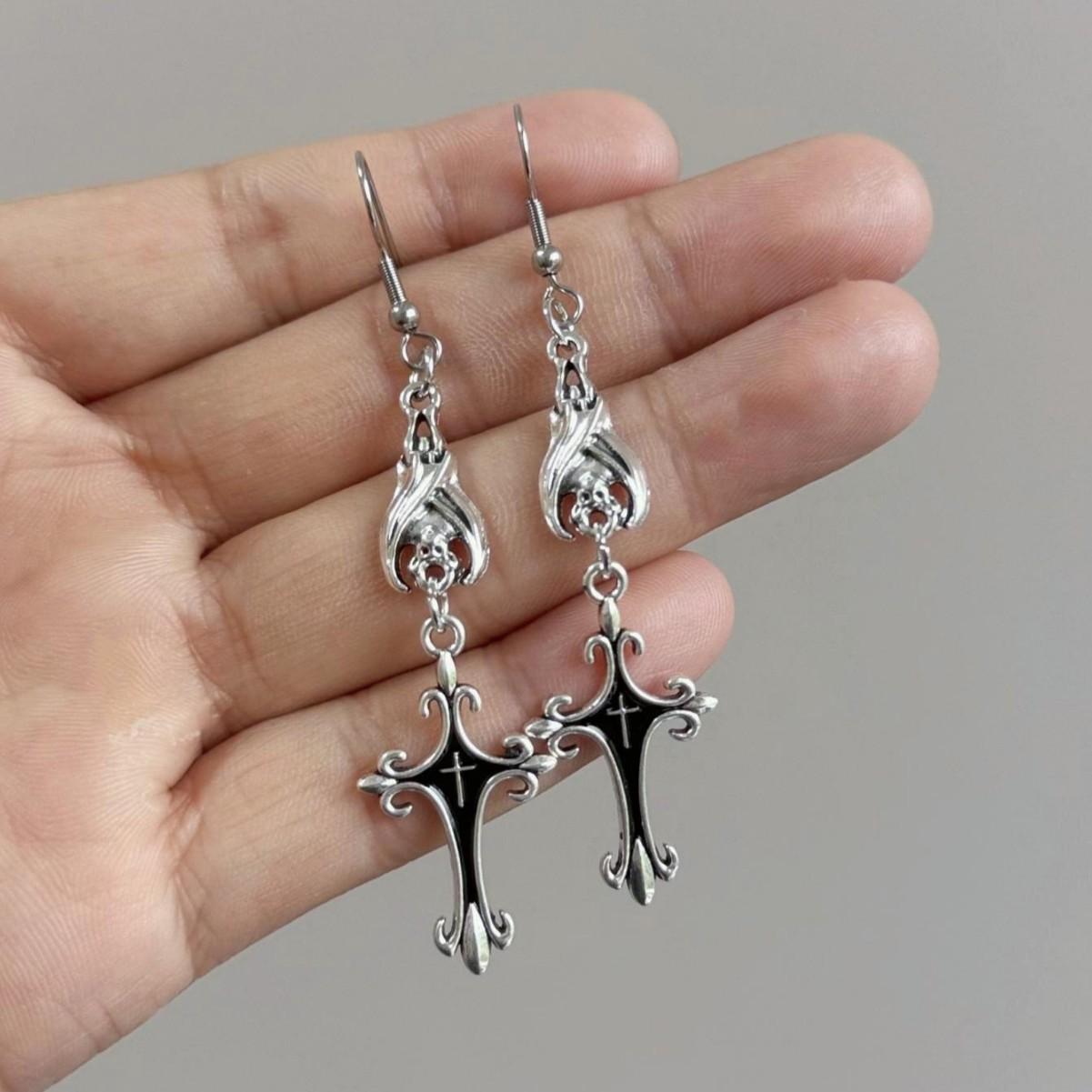

Trendy Gothic Sliver Color Vampire Bat Red Drip Glazed Cross Dangle Earrings for Women Halloween Party Stainless Steel Jewelry чорний