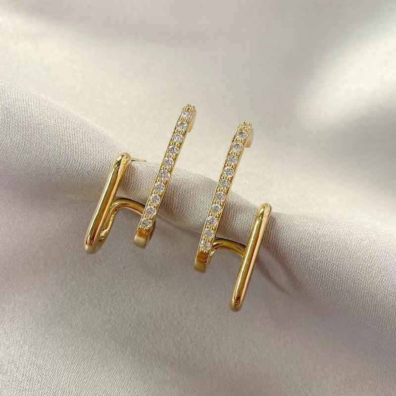 Simple high-end design niche temperament stud earrings women's light luxury fashion personalized earrings exquisite versatile sweet cool earrings