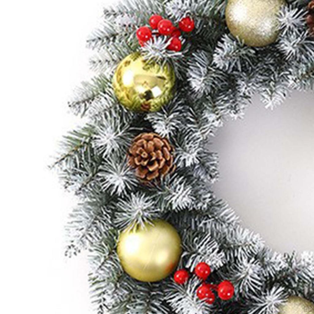 Künstlicher Weihnachtskranz mit künstlichen grünen Blättern, festliche Girlande im Landhausstil