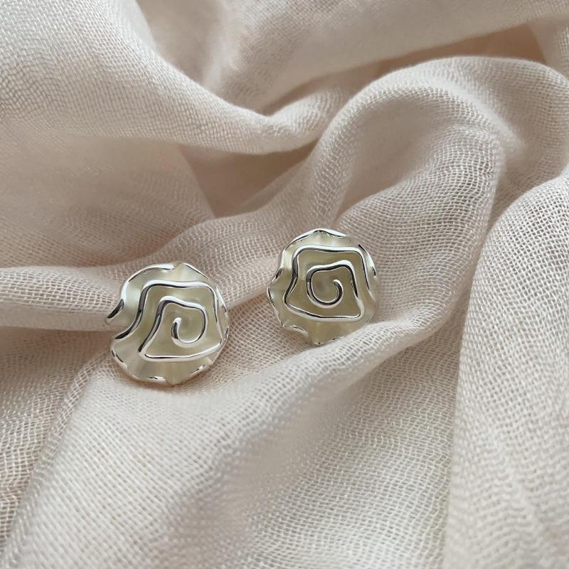 Niche Design Exquisite Three-Dimensional Flower Earrings, High-End Sense Niche Rose Stud Earrings, Fashionable Commuting Niche