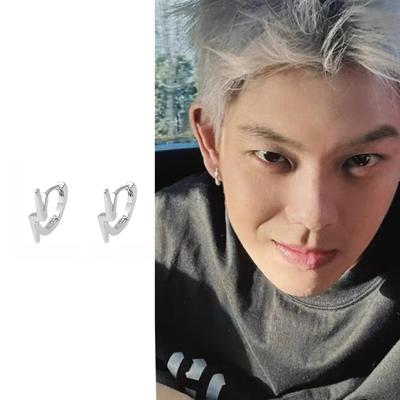 Chic Lightning Earrings: Stylish, Lightweight Luxury In a Hip-hop Niche Design for Men and Women, Popular with Internet Celebrities.