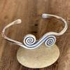 Bracciale Vintage Bohemien Regolabile Bracciale Etnico Tribale Fatto a Mano con Spirali e Intagli per Pasqua o Uso Quotidiano