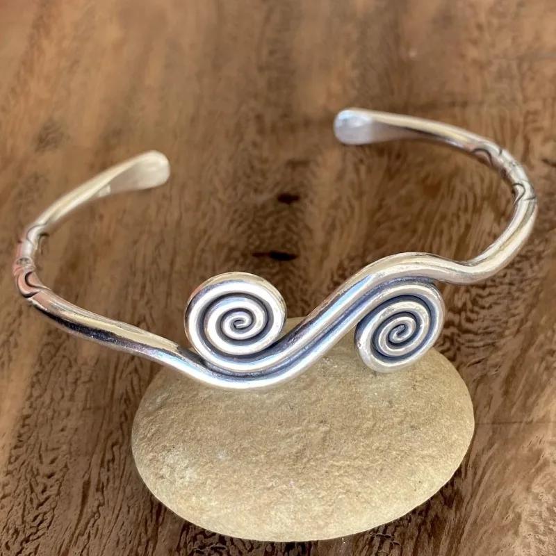 Bracciale Vintage Bohemien Regolabile Bracciale Etnico Tribale Fatto a Mano con Spirali e Intagli per Pasqua o Uso Quotidiano