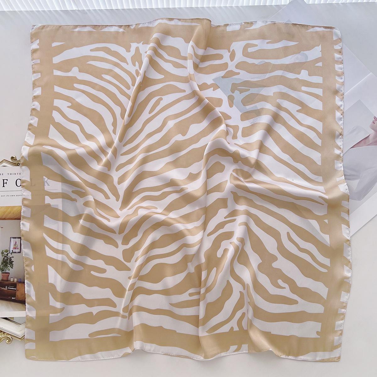 

Молочный полосатый 70 Маленький квадратный шарф Темпераментный Зарубежный стиль Высококлассная повязка на голову Повязанный на сумку Шарф Летняя защита шеи Шелковый шарф 66cm