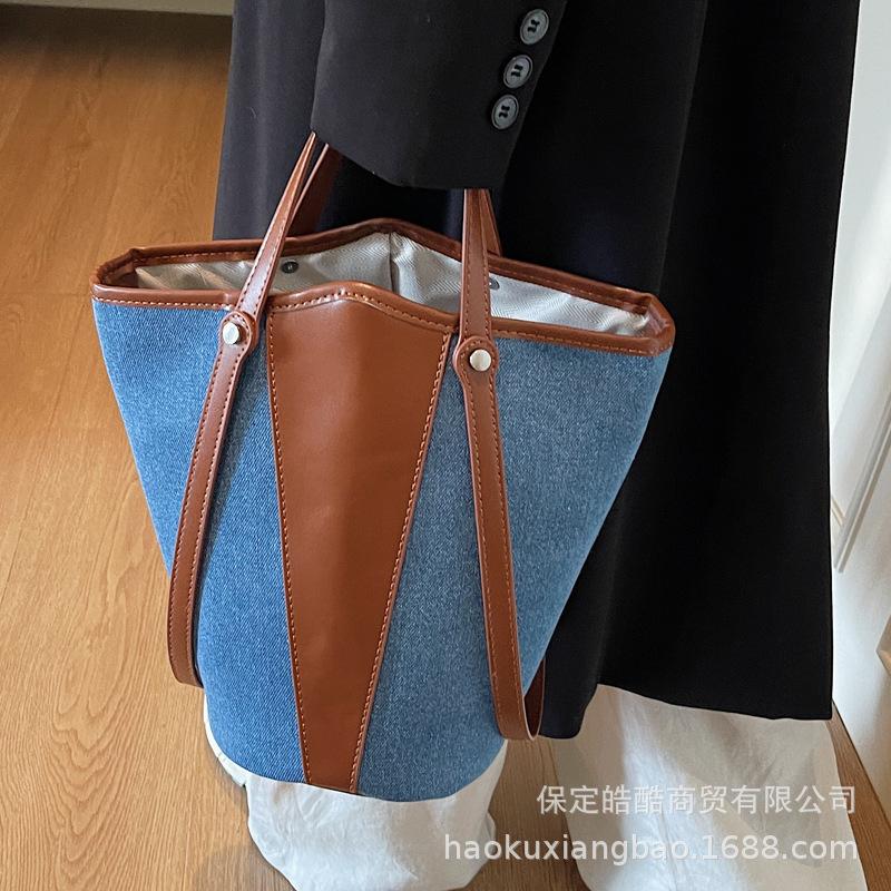 Casual large-capacity bag women's 2025 new summer versatile denim shoulder bag popular popular child and mother bucket bag