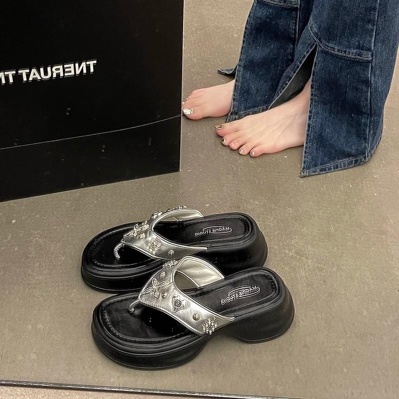 Niche summer new fashion rivet flip-flops platform women's slippers casual flat sandals