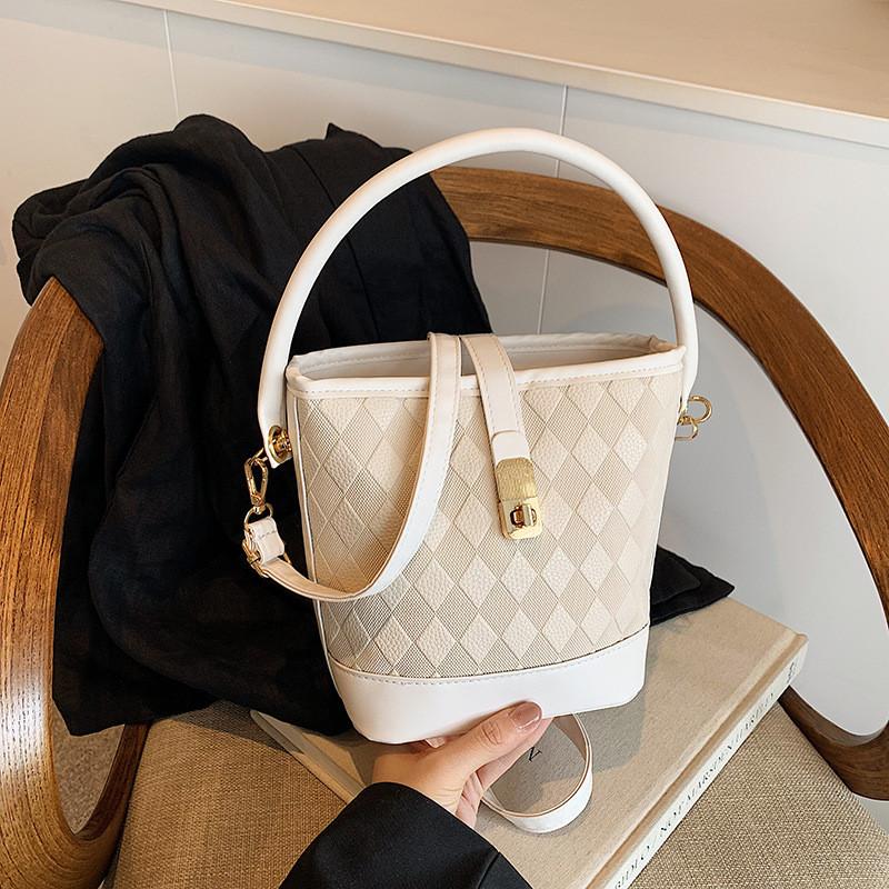 Stilvolle und trendige Beuteltasche für Damen im schicken Colorblock-Design, perfekt für Sommertage