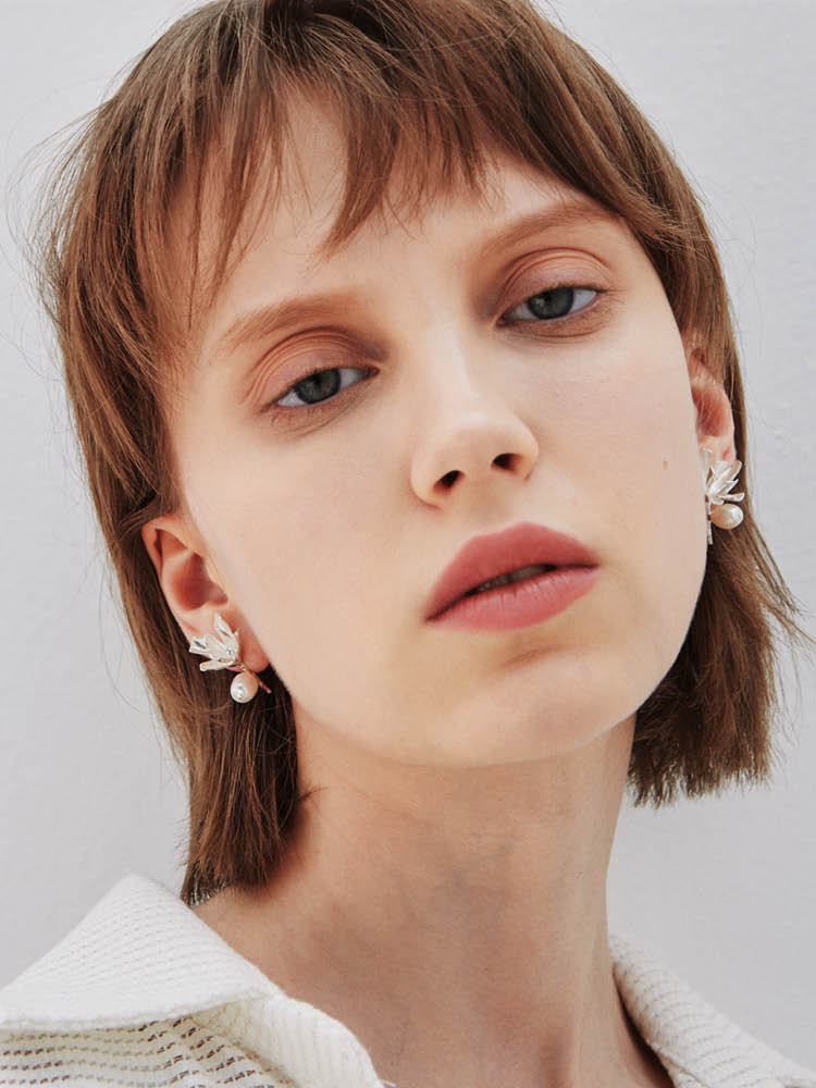 Elyona Une Fluer Gold Pearl Flower Earrings