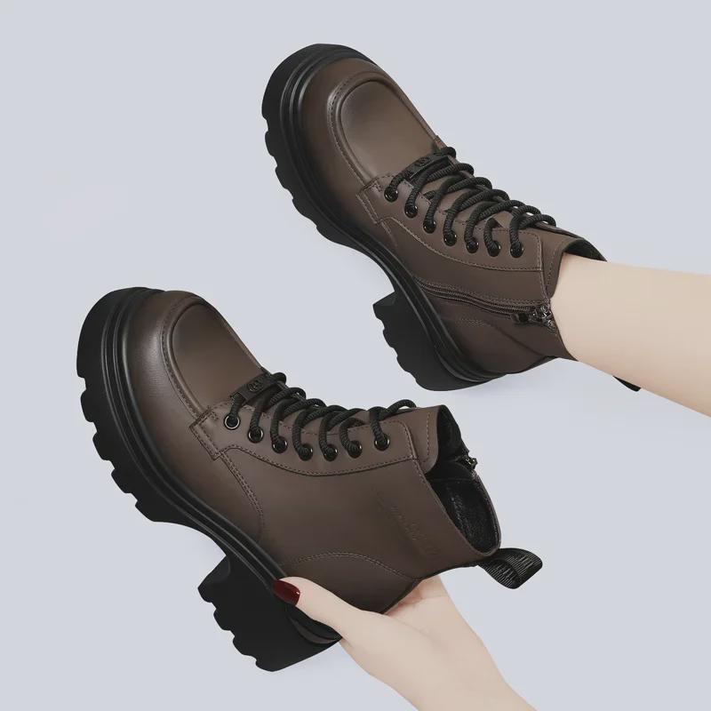 Dámské kotníkové boty na silné platformě zvyšující výšku, móda podzim/zima 2024.