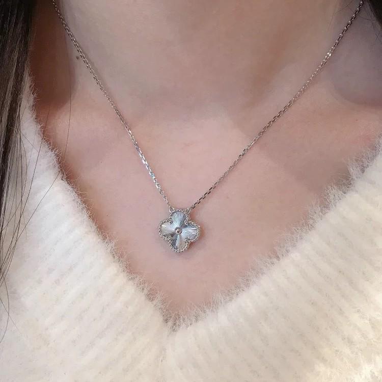 2025 Women's Four-Leaf Clover Necklace: Elegant Light Luxury Clavicle Chain Birthday Gift