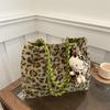 Borsa tote in peluche con stampa leopardata invernale, nuova borsa a tracolla con catena alla moda da donna, borsa a tracolla versatile e soffice