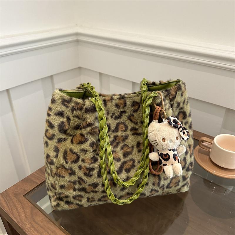 Borsa tote in peluche con stampa leopardata invernale, nuova borsa a tracolla con catena alla moda da donna, borsa a tracolla versatile e soffice
