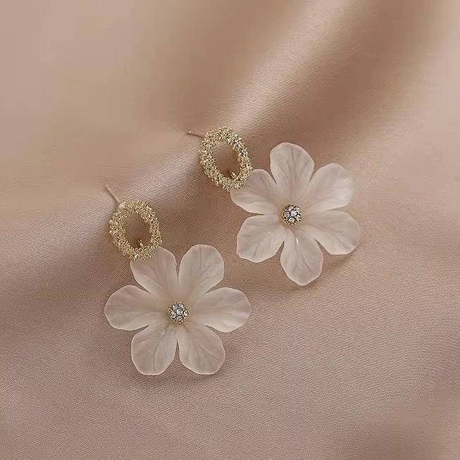 

Elegant Resin Flower Stud Earrings - Trendy and Versatile for Women 2025