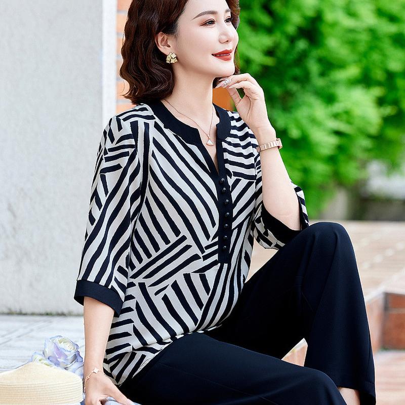 Summer Fragmented V Neck Middle Aged Elderly Mom's Shirt Noble Temperament Enlarged Loose Fit Shirt