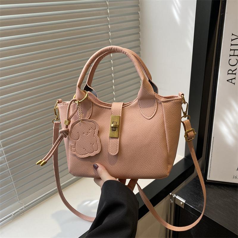 

Portable bucket bag, niche design sense, atmosphere, versatile commuting, new large-capacity portable shoulder messenger bag рожевий