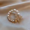 Women's round pearl and rhinestone brooch, Baroque style, modern elegance, butterfly design, suitable for parties and weddings.