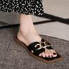 Ein-Wort coole Hausschuhe Damen Sommer neu eckiger Kopf flacher Boden Feenwind tragen schwangere Frauen halbe Tablettsandalen breite fette Füße