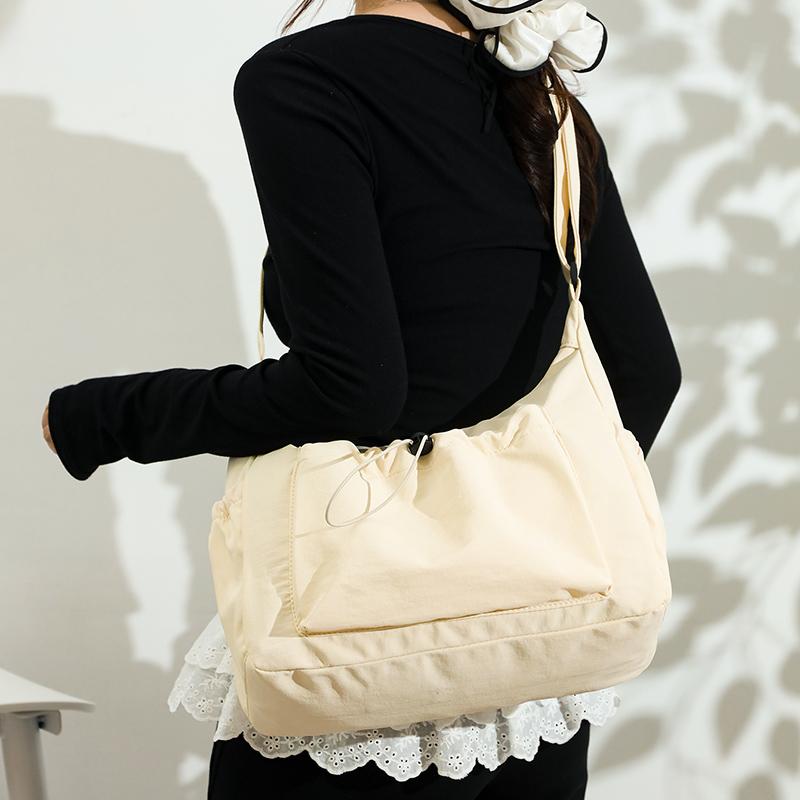Stilvolle Damen Crossbody-Tasche mit Zugband Modische Umhängetasche mit sicherem Reißverschluss & dekorativem Anhänger