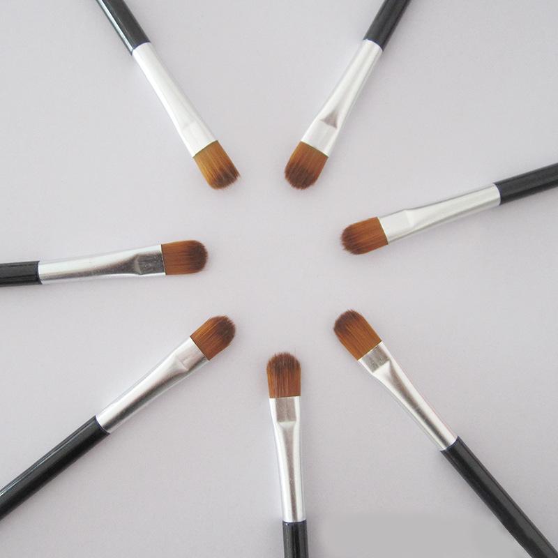 Mini Eyeshadow Brush - Portable Flat Head Beauty Tool for Eyes and Lips