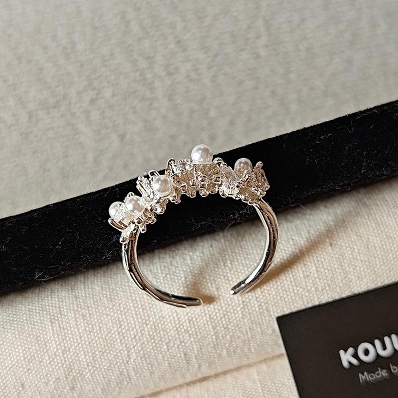 

Zircon Pearl Irregular Open Ring: High-End Fashion Statement Jewelry with a Cold, Edgy Style for the Index Finger.