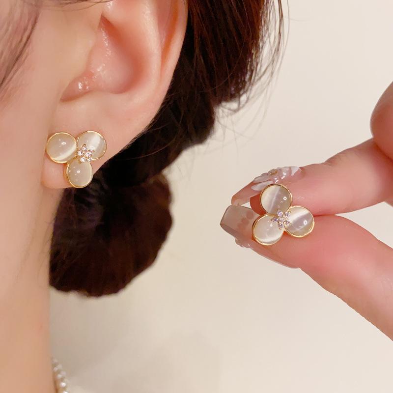 

Серьги-пусеты в виде цветка zir*****pal из серебряной иглы, маленькие серьги с темпераментным дизайном, модные и универсальные серьги.