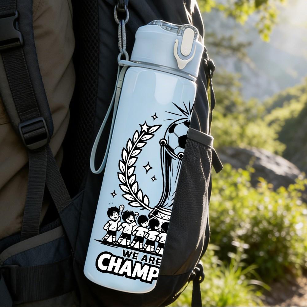 1 Stück Fußballpokal Champion Abzeichen Druck 750 ml Farbe Kunststoff Sport Wasserflasche Auslaufsicher Klappdeckel mit Strohhalm Geeignet für Sport Büro Zuhause